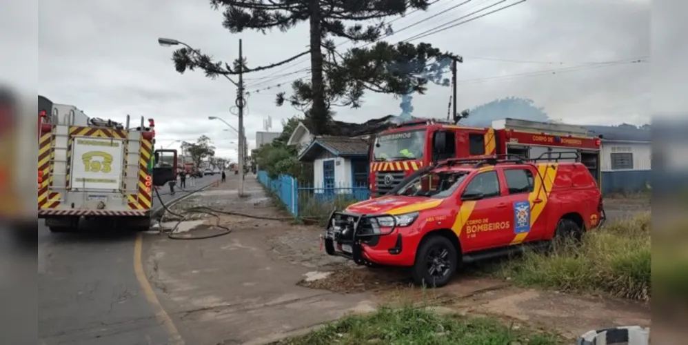 Corpo de Bombeiros foi acionado para combater o fogo, nesta quinta-feira (29)