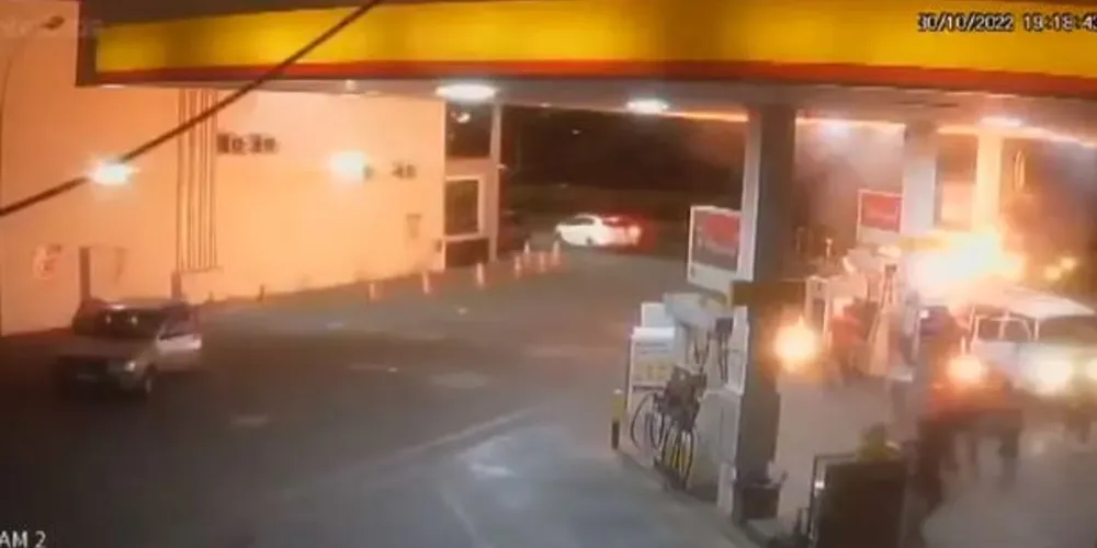 A Kombi ficou completamente destruída. Apesar do susto, ninguém se feriu.