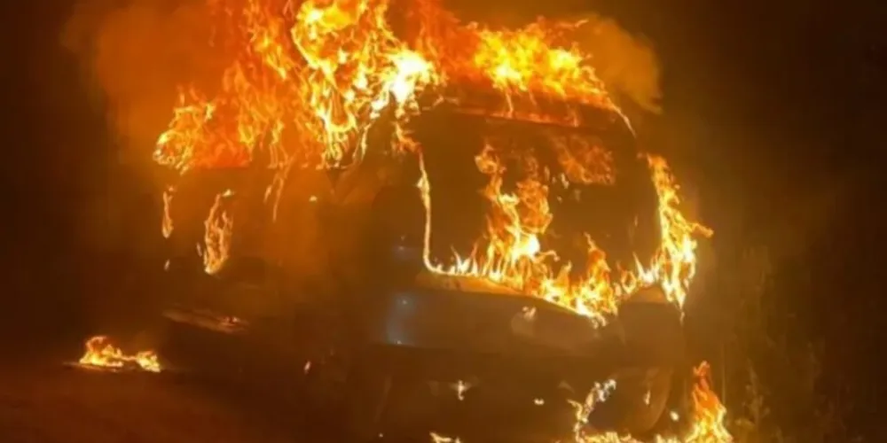 Veículo modelo VW Fox de quatro portas foi encontrado na rua Avelino Alves Pires, bairro Ribeirão do Tigre