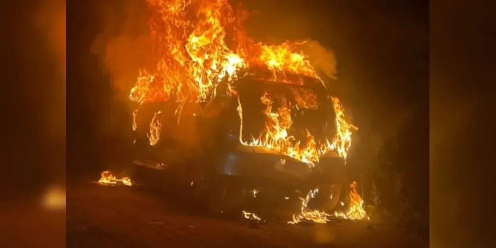 Veículo modelo VW Fox de quatro portas foi encontrado na rua Avelino Alves Pires, bairro Ribeirão do Tigre