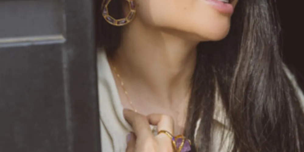 Formada em fisioterapia e cursando farmácia, a bela se desdobra num método bastante reconhecido de drenagem linfática manual que ela além de certificada no Brasil é também certificada pela École de Drainage Lhymphatique de Bruxelas