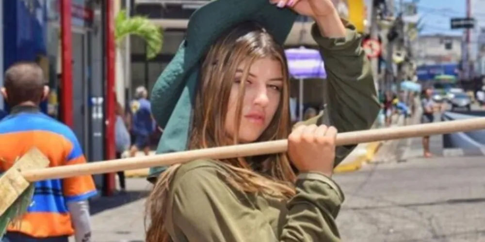 Segundo Ester, foi uma amiga quem a ajudou a conseguir o emprego de gari