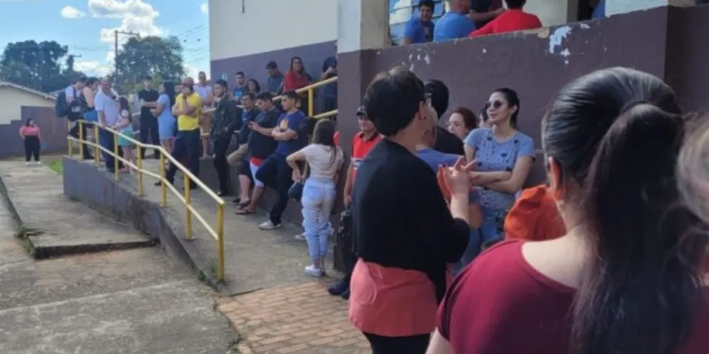 Eleitores enfrentam fila no início da tarde no Colégio General Osório