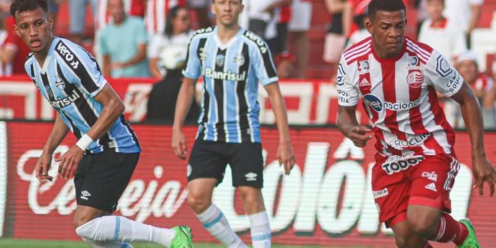 Com o triunfo fora de casa, o Tricolor assumiu a vice-liderança da competição com 61 pontos