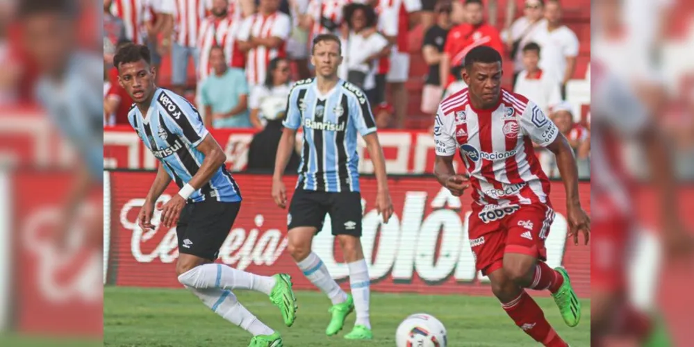 Com o triunfo fora de casa, o Tricolor assumiu a vice-liderança da competição com 61 pontos