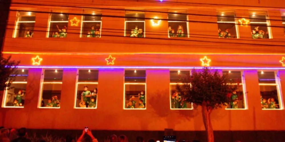 Os alunos ocuparão 32 janelas do Colégio, que recebem decoração especial para o evento. Ao todo, serão apresentadas dez músicas com mensagens de paz, amor, esperança e gratidão.