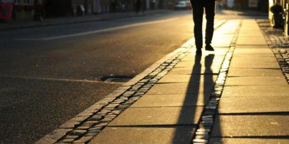 Metade dos brasileiros se sentem inseguros para andar sozinhos à noite