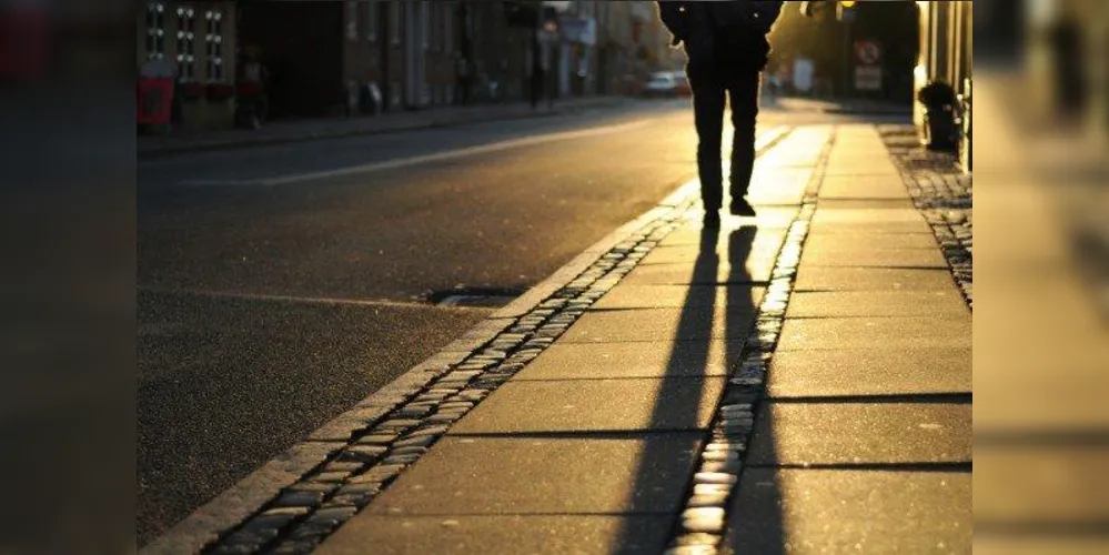 Metade dos brasileiros se sentem inseguros para andar sozinhos à noite