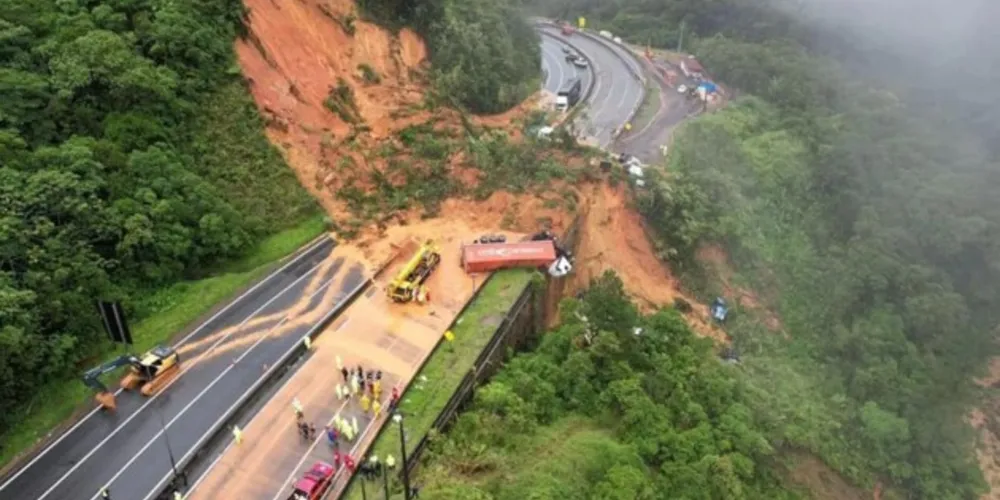 O trabalho de resgate e de liberação das pistas é de longo prazo