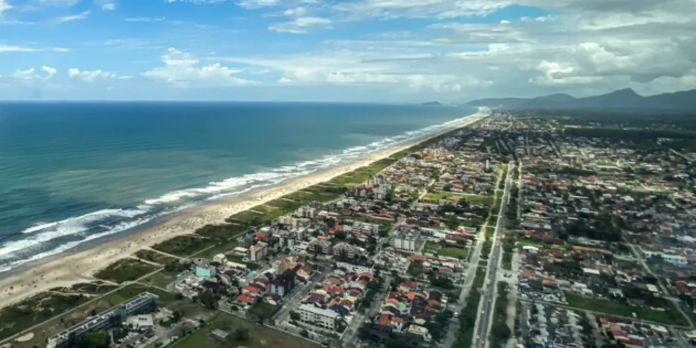 O golpe é antigo e simples: o estelionatário anuncia uma casa, em geral bem localizada, com ótima estrutura e "com preço abaixo do mercado", e mesmo sem conhecer onde desejam se hospedar os veranistas fecham o negócio, pagam um adiantamento dos valores acertados com o suposto “locador” e partem para o Litoral.