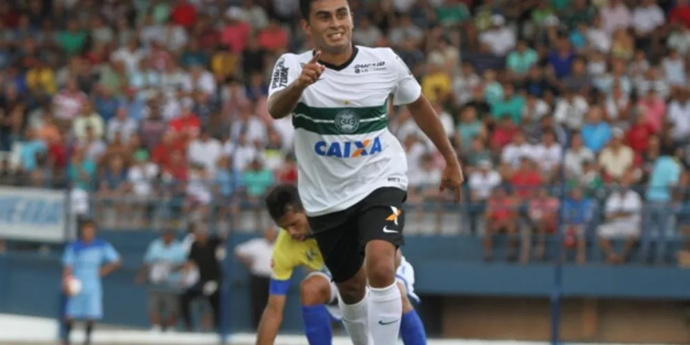 Com o clube alviverde, atacante foi artilheiro e campeão paranaense