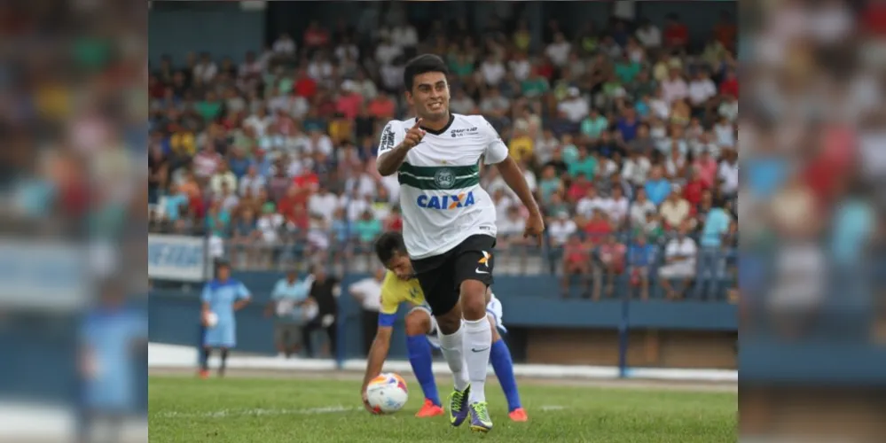 Com o clube alviverde, atacante foi artilheiro e campeão paranaense