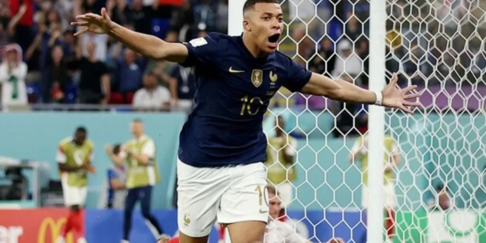Kylian Mbappé se tornou o segundo maior artilheiro do país em Copas do Mundo