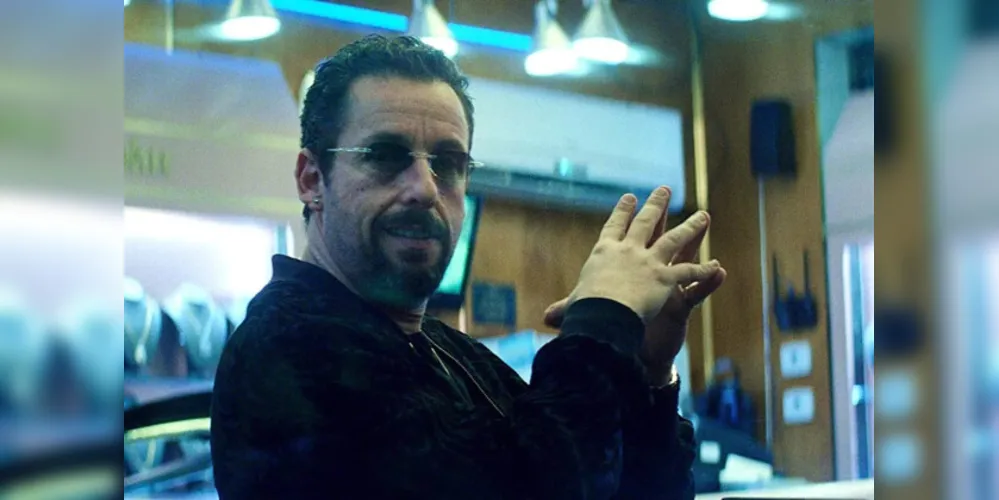 Em 'Joias Brutas', longa dirigido pelos irmãos, Sandler interpreta Howard Ratner, um dono de joalheria viciado em apostas