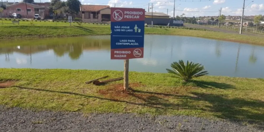 Como o lago é apenas para contemplação, as orientações reforçam que é proibido pescar, nadar e também, logicamente, jogar lixo.
