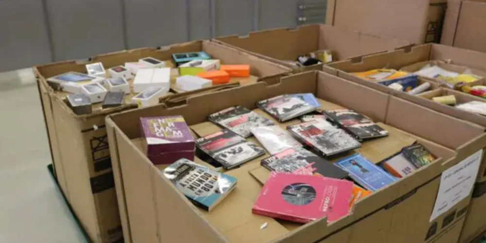 Entre os itens estão vestuário, utensílios domésticos, material de escritório, celulares e acessórios, equipamentos, microinformática, acessórios para veículos, bijuterias, livros e artigos infantis