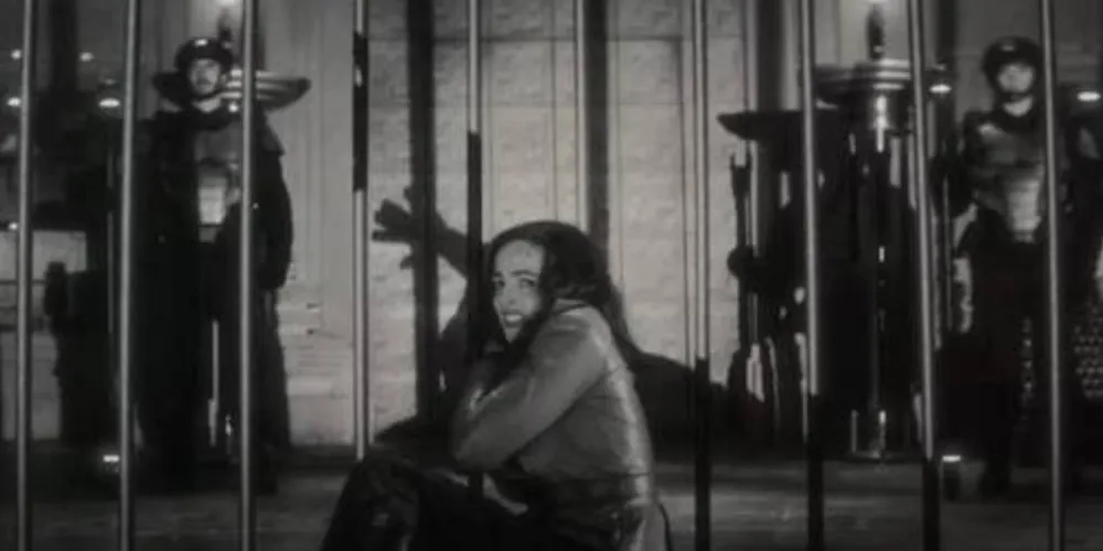 A decisão de fazer a transformação fora do enquadramento é a síntese do espírito desse média-metragem que a Marvel preparou para o período do Halloween, que marca a nova empreitada do compositor Michael Giacchino como diretor. Apesar de um jorro de sangue ou outro, encenados com uma tímida inclinação ao pastiche, 'Lobisomem na Noite' não é a estreia da Marvel num horror mais tradicional de sustos e sangueira