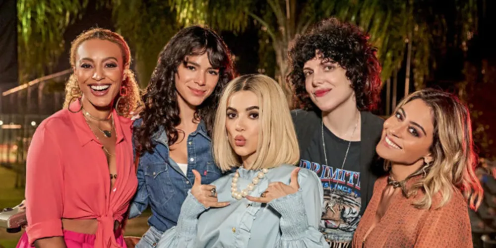 A primeira e única temporada, com sete episódios, está disponível na Netflix