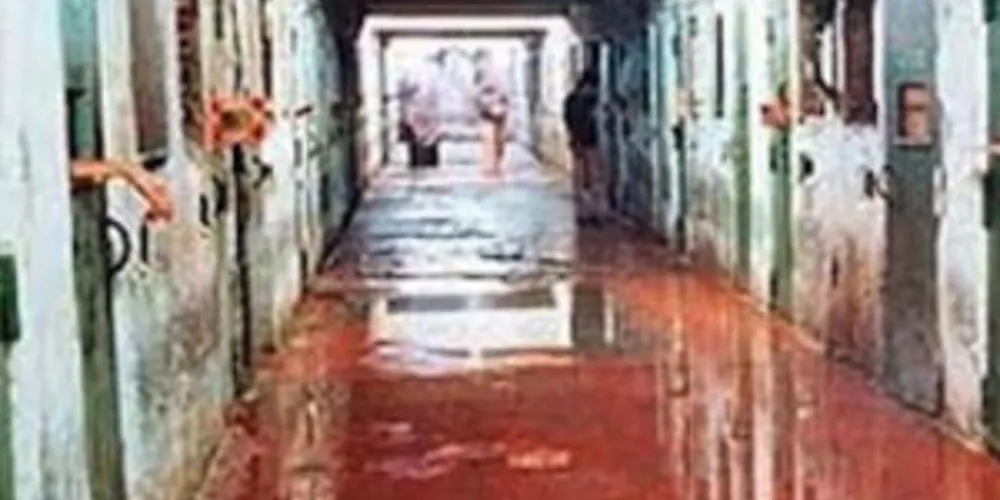 Ação da PM deixou as galerias do Pavilhão 9 sujas de sangue na Casa de Detenção