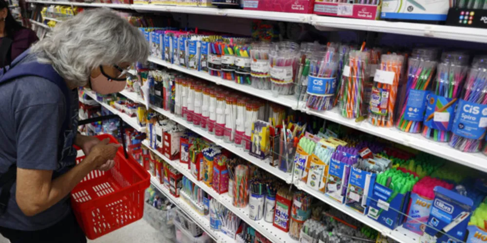 Procon/PR dá dicas para economizar na compra do material escolar