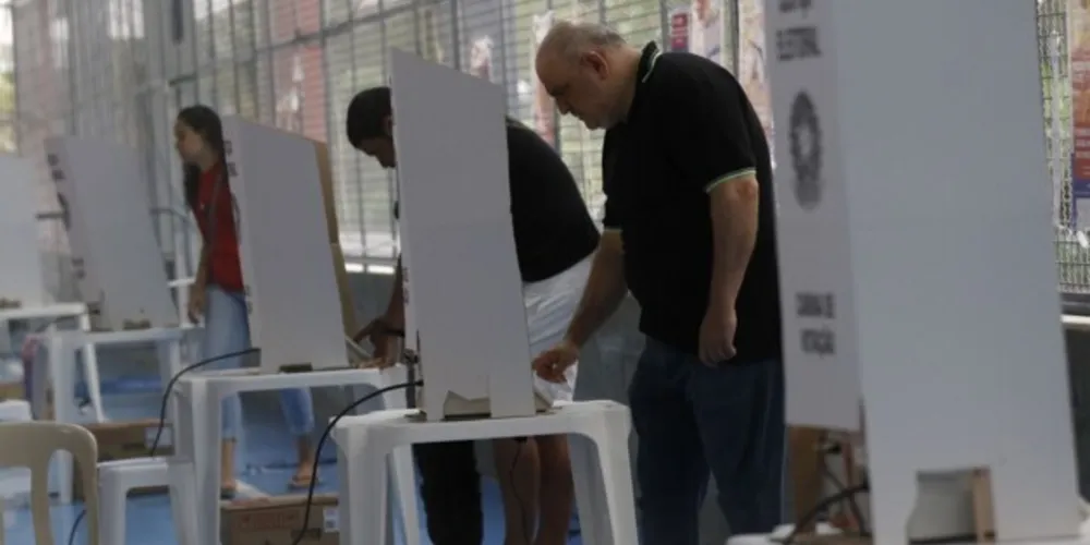 No Brasil há mais de 156 mil eleitores aptos a votar hoje
