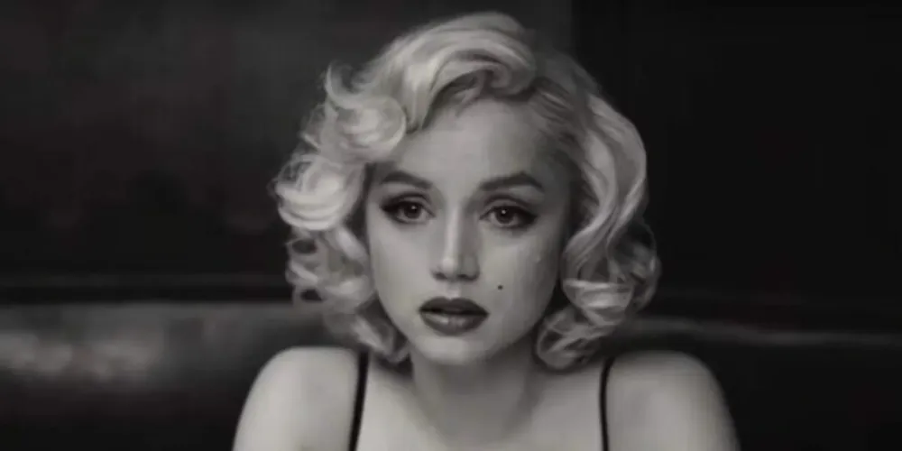 Dominik filma Ana de Armas em plongée não apenas para denotar que sua Marilyn vivia de joelhos, mas principalmente para sujeitá-la a um castigo que ela divide com seus agressores