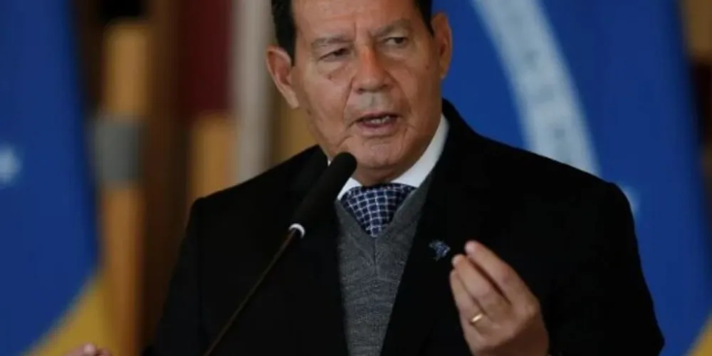 Hamilton Mourão (Republicanos) afirmou que não vai entregar a faixa presidencial