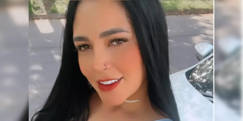 Mulher estacionava o carro na garagem quando foi surpreendida pelos atiradores; suspeita de crime passional