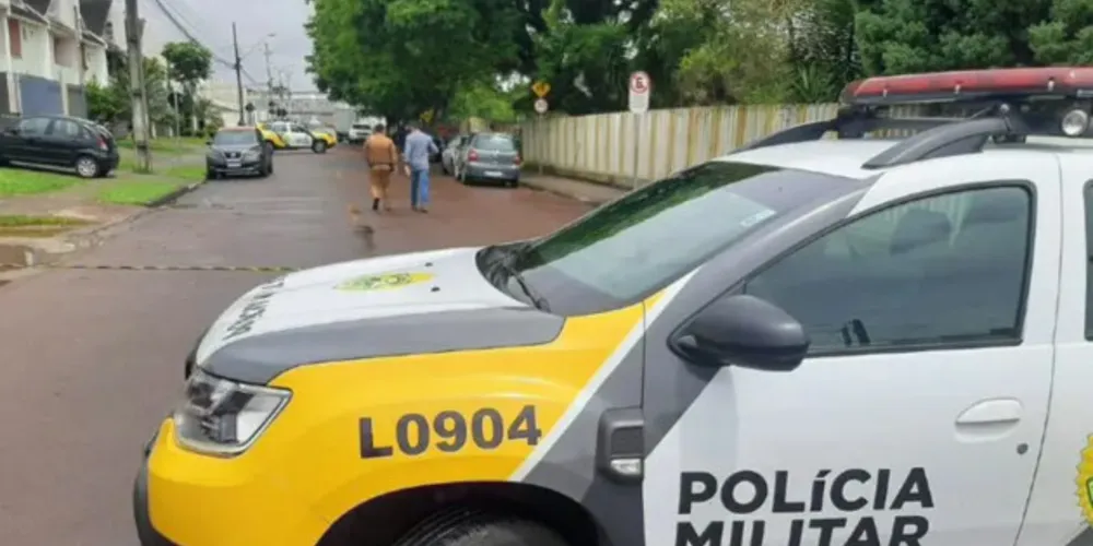 Segundo a polícia, a mulher se mudou para Curitiba fugindo do ex-marido. Ela tinha medida protetiva, mas ele já estava com mandado de prisão por desrespeitar