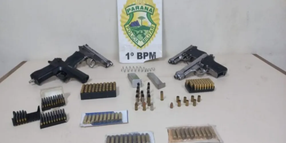 Com o homem foram localizadas quatro pistolas e diversas munições