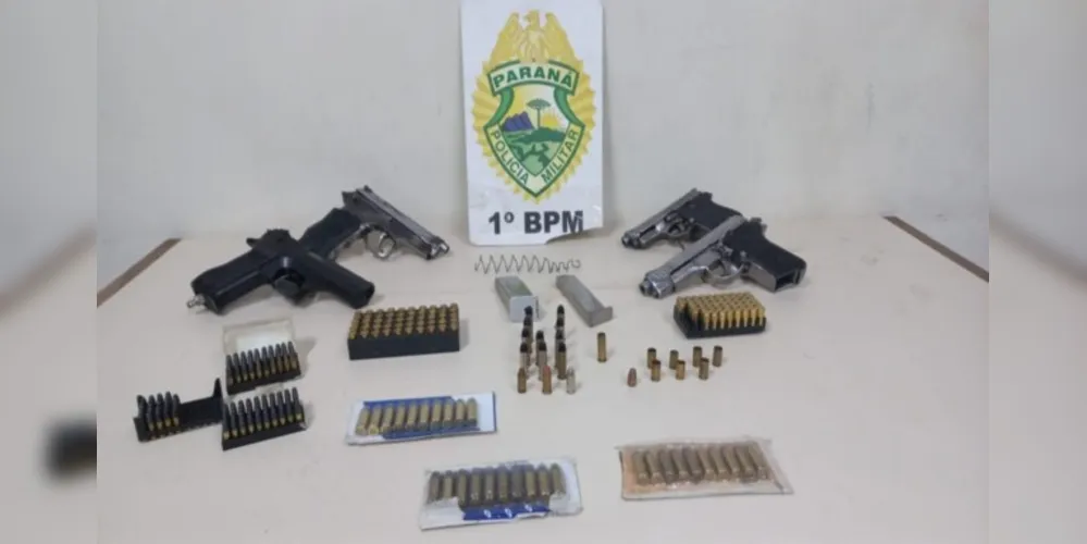 Com o homem foram localizadas quatro pistolas e diversas munições