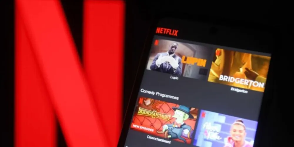O Plano Básico Com Anúncios da Netflix está disponível no Brasil por R$18,90/mês.