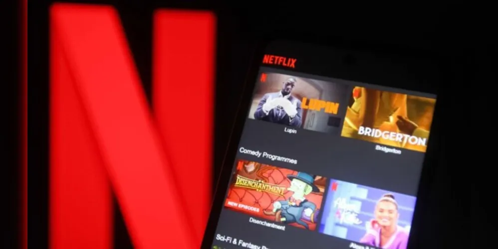 O Plano Básico Com Anúncios da Netflix está disponível no Brasil por R$18,90/mês.