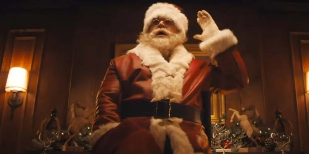 O filme  mistura elementos de diferentes títulos como ‘John Wick’ e ‘Esqueceram de Mim’.