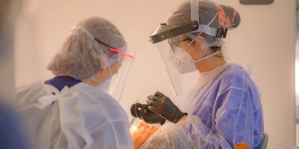 O procedimento servirá de base para pesquisa do grupo Bleaching&Bond, que busca avaliar diferentes protocolos de tempo e aplicação do gel clareador durante o clareamento de consultório. O tratamento é gratuito.