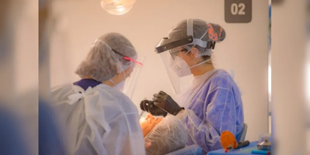 O procedimento servirá de base para pesquisa do grupo Bleaching&Bond, que busca avaliar diferentes protocolos de tempo e aplicação do gel clareador durante o clareamento de consultório. O tratamento é gratuito.
