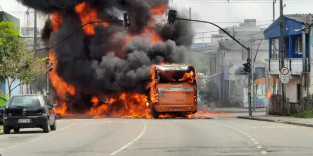 O ônibus articulado foi incendiado no cruzamento das ruas Manoel Martins de Abreu com Chile