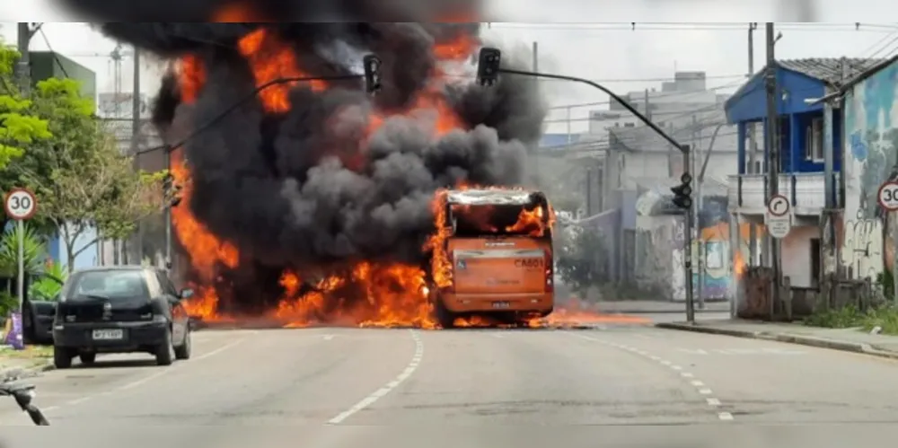 O ônibus articulado foi incendiado no cruzamento das ruas Manoel Martins de Abreu com Chile