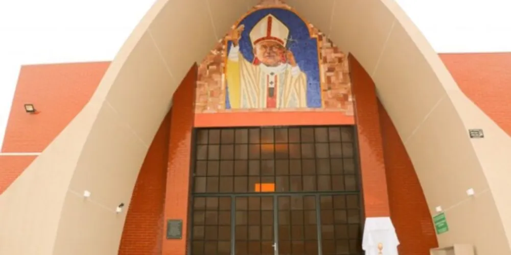 Um mosaico mostra o rosto do Papa-Santo