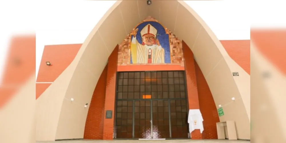 Um mosaico mostra o rosto do Papa-Santo