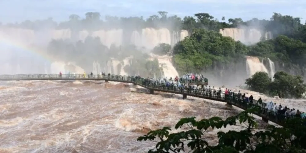 Vazão das quedas d’água chega a 11 milhões de litros por segundo; o parque segue aberto para visitação das 9 às 16 horas, todos os dias.