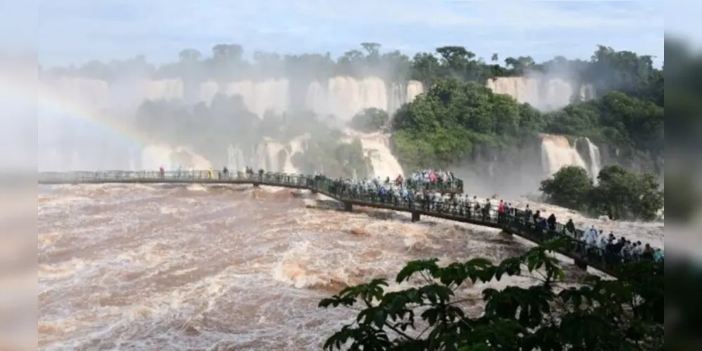 Vazão das quedas d’água chega a 11 milhões de litros por segundo; o parque segue aberto para visitação das 9 às 16 horas, todos os dias.