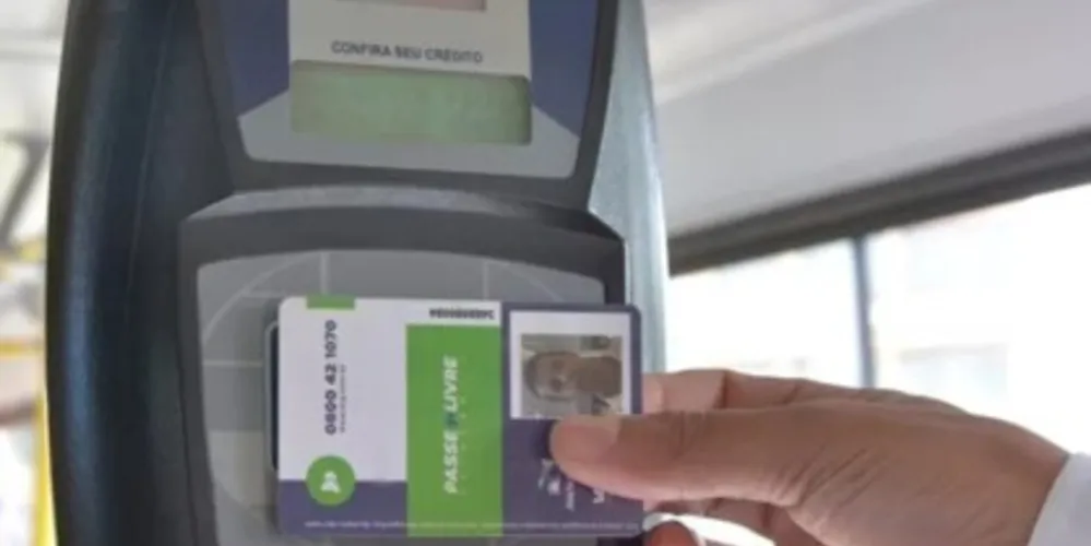 O passe livre para pessoas acima dos 65 anos é um direito garantido no Estatuto do Idoso.