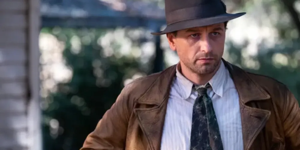 A série apresenta as origens de Perry Mason (Matthew Rhys), personagem principal da obra literária de Erle Stanley Gardner