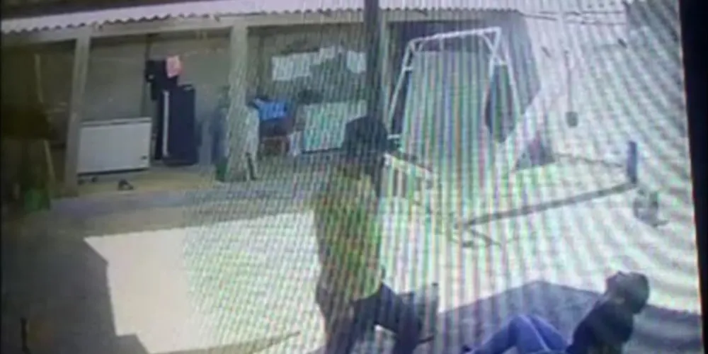 Casal foi alvejado a tiros dentro de um mercado na rua Jaboticabeira, no Núcleo Santa Paula