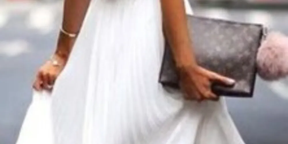 Uma peça com plissado confere romantismo e sofisticação em qualquer peça e neste verão entre modelagens mais arrojadas o que nunca de deixou de ser moda desponta seja em detalhes ou na peça inteira