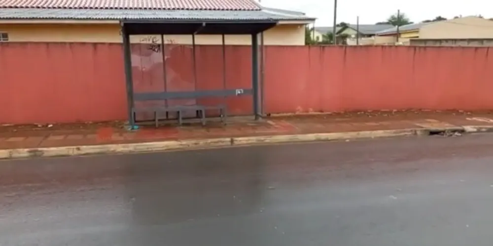 Ponto de ônibus coberto foi instalado na rua há cerca de três meses