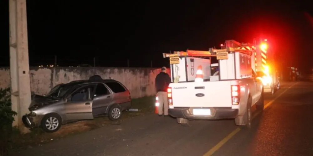 Batida frontal contra poste aconteceu na Rua Francisco Ferreira