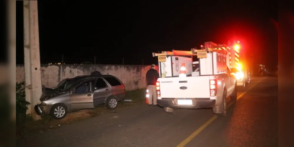 Batida frontal contra poste aconteceu na Rua Francisco Ferreira