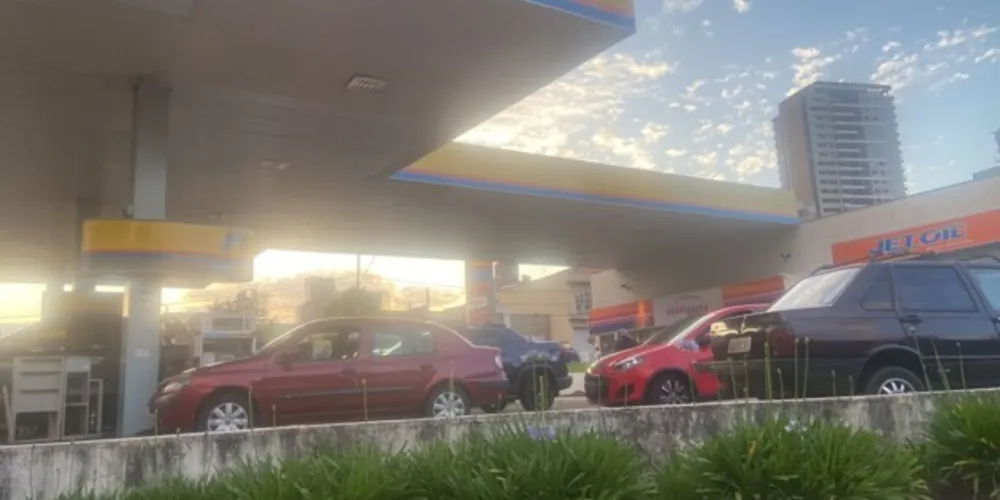 Fotos encaminhadas ao Portal aRede mostram intensificam das filas em postos da cidade